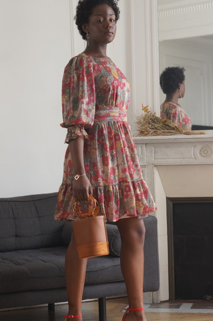 Robe courte à motifs fleuris