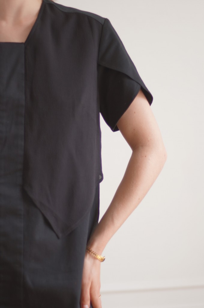 Robe noire avec drapé