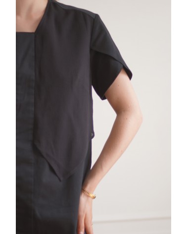 Robe noire avec drapé