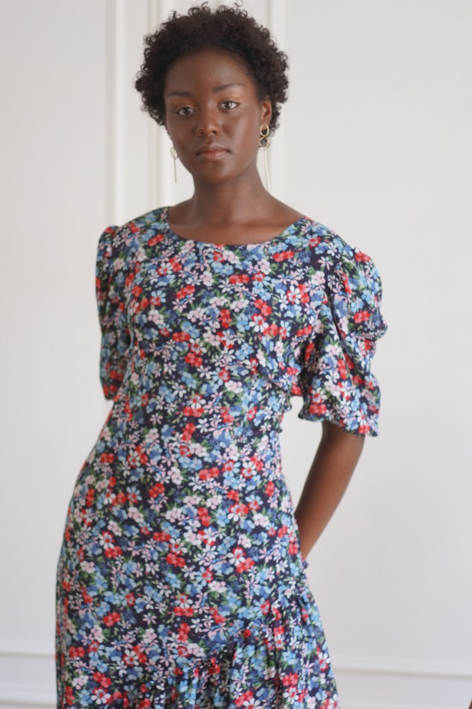 Robe longue à motifs fleuris bleu et rouge