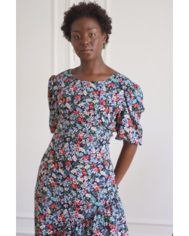 Robe longue à motifs fleuris bleu et rouge