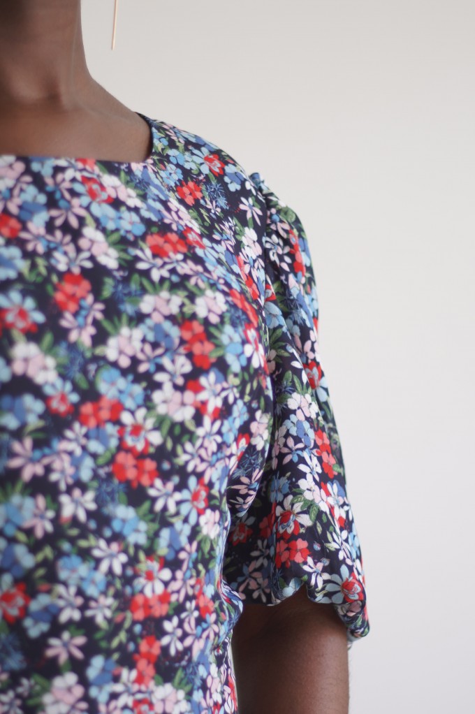 Robe col rond et taille cintrée