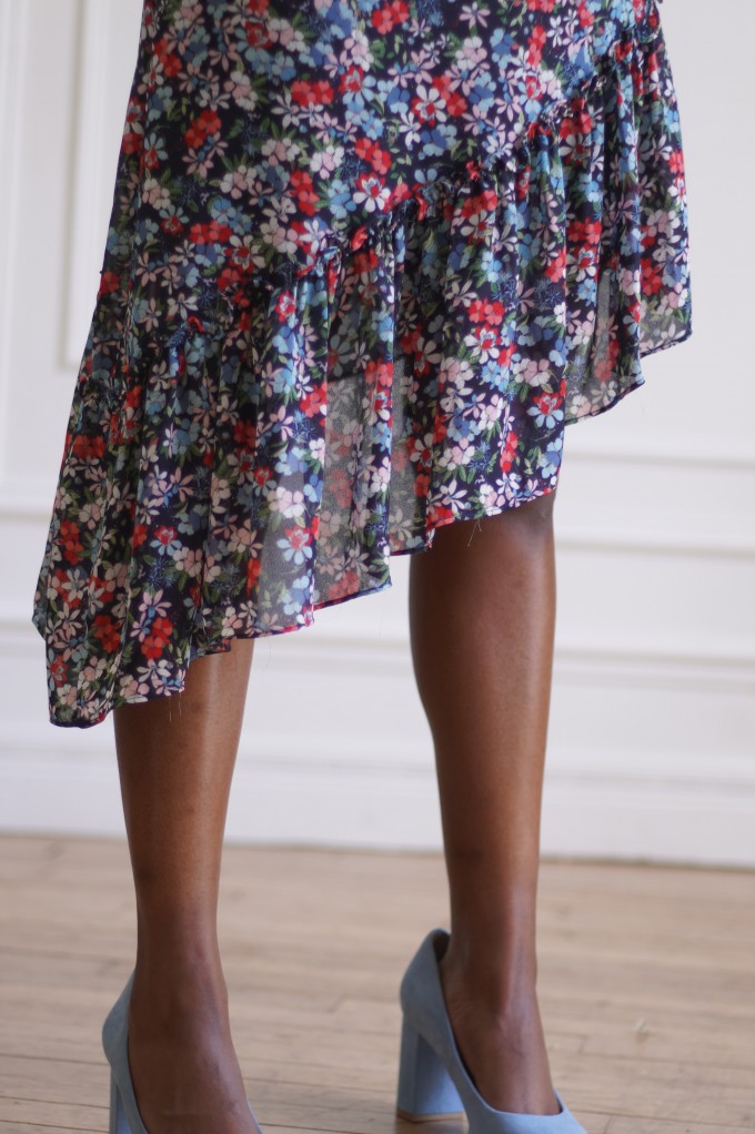 Robe asymétrique et volants en biais