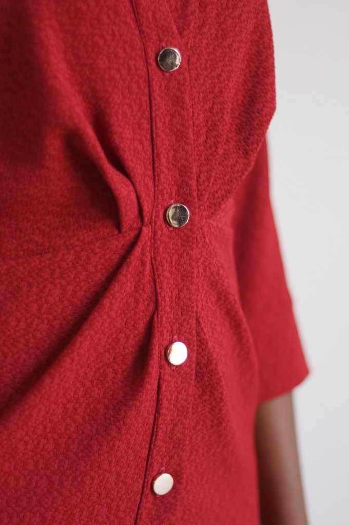 Robe boutonnée sur le devant.