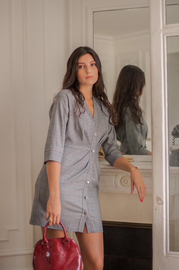 Robe grise à petits carreaux