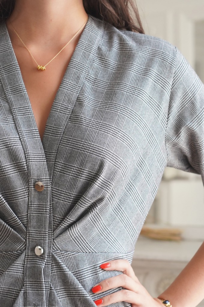 Robe avec décolleté en V et boutonnée