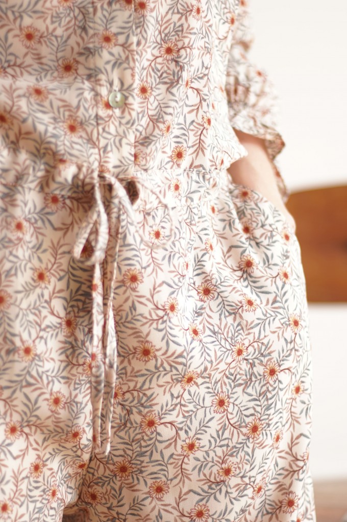 Combinaison pantalon cintrée à la taille avec des poches