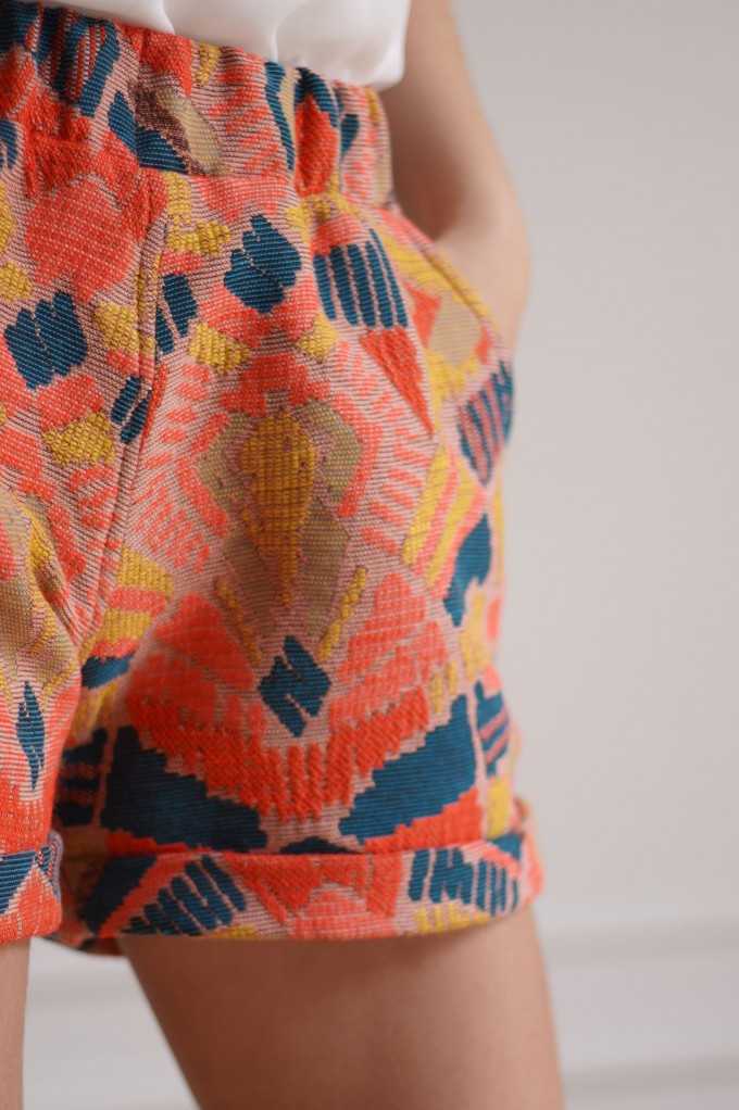 Short à motifs colorés