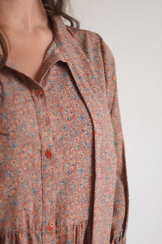 Robe cintrée par un nœud ruban et col en V