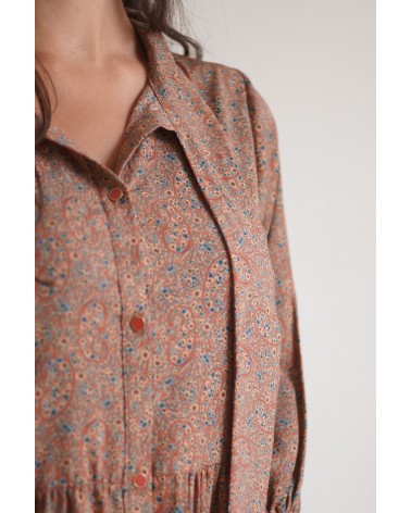 Robe cintrée par un nœud ruban et col en V