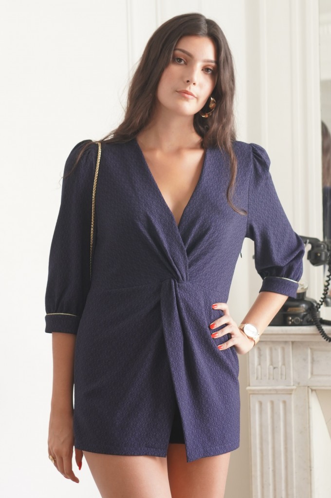 Combishort bleu avec décolleté en V