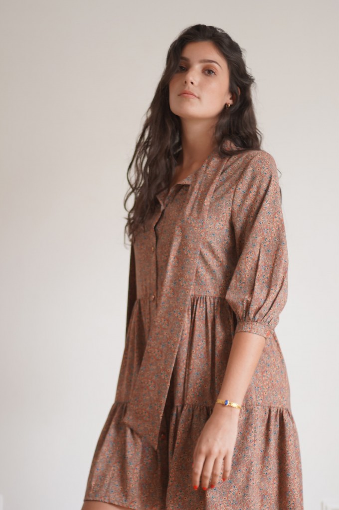 Robe courte à motifs fleuris