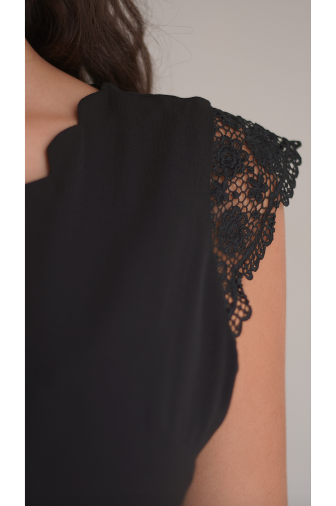 Robe dentelles épaules