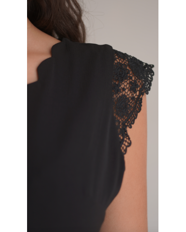 Robe dentelles épaules