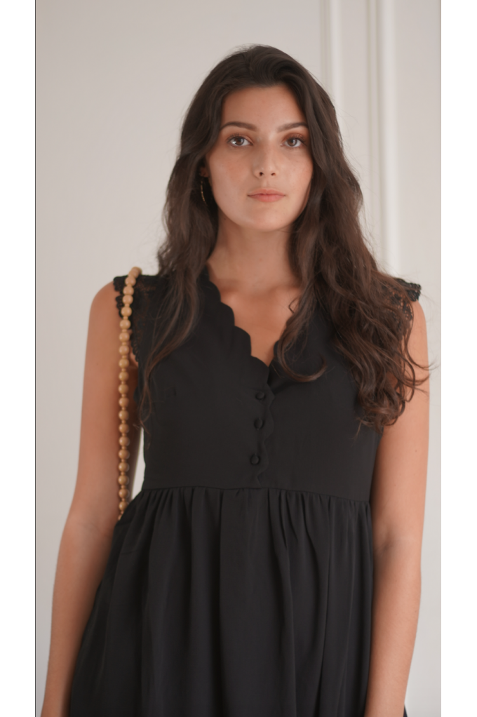 Robe courte noire cintrée